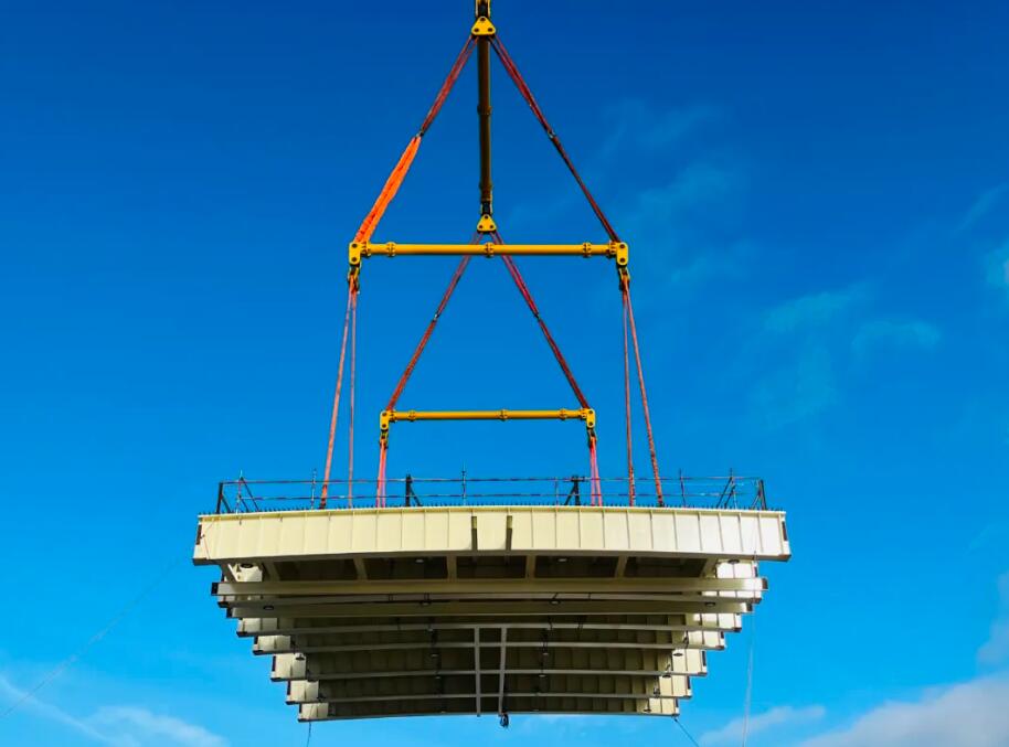 三门核电4号机组辅助厂房关键屋架模块精准吊装就位