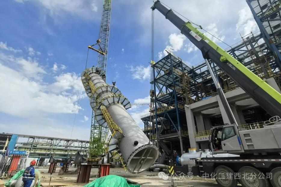 中煤陕西能源煤化工二期甲醇合成装置项目核心设备稳定塔吊装成功