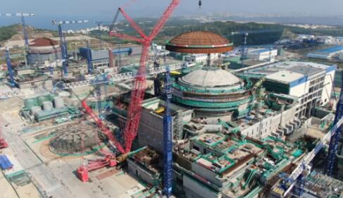 中国能建广东火电参与建设的广东陆丰核电5号机组外穹顶吊装就位