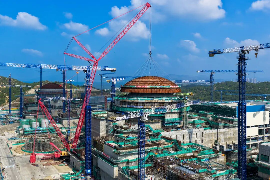 中核华兴承建的陆丰核电5号机组外安全壳穹顶整体模块吊装成功