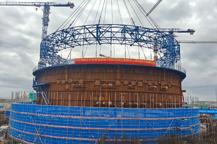 太平岭核电项目3号机组反应堆厂房钢衬里模块二吊装完成
