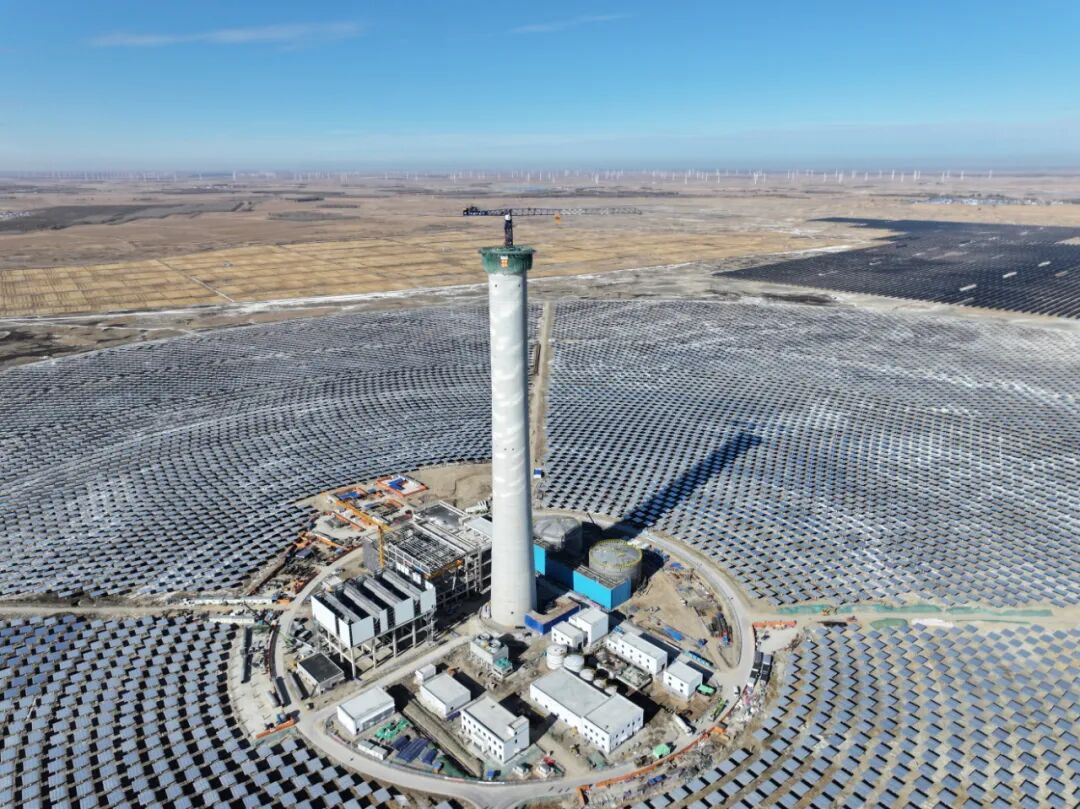 189米“能源灯塔”封顶｜通榆高纬度光热项目迈入设备安装新阶